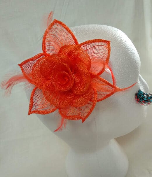 Tocado broche para ceremonia mujer combinado rafia y plumas color naranja