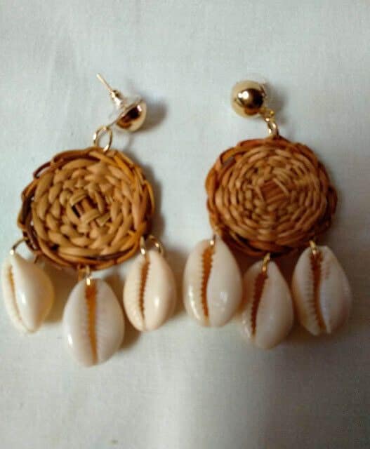 Pendientes de ratan tejido largo mujer con conchas nuevo con etiquetas - Imagen 4