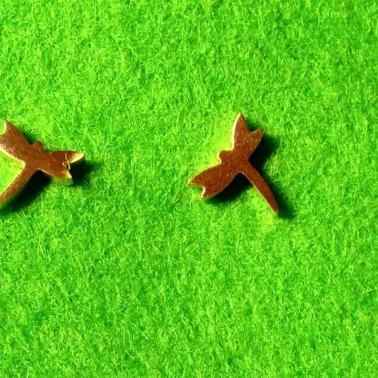 Pendientes acero dorado mujer colección primavera libélula pequeña con presión