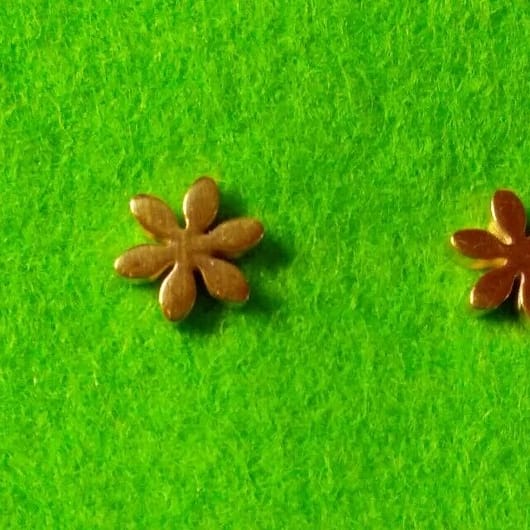 Pendientes acero dorado mujer colección primavera margarita con presión