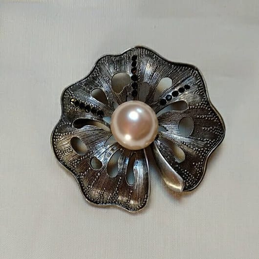 Broche bisuteria tipo vintage con perla central.Nuevo