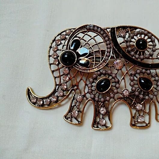 Broche bisuteria tipo vintage elefante dorado piedras.Nuevo