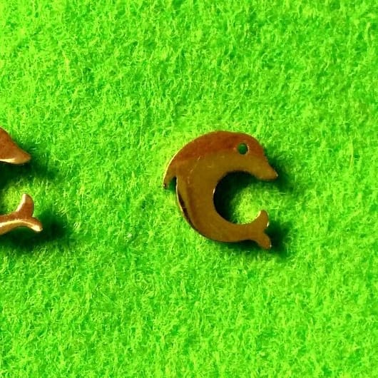 Pendientes acero dorado mujer colección primavera  forma delfín con presión