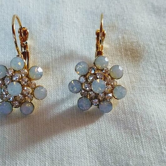 Pendientes bisuteria dorados tipo dormilonas cuajados de piedras y cristales