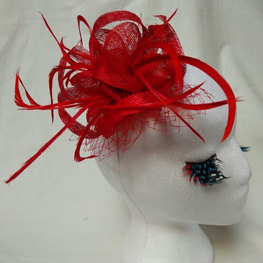 Tocado broche para ceremonia mujer combinado rafia y plumas color rojo