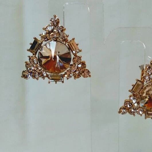 Pendientes bisuteria dorados con cierre omega y cristales blancos