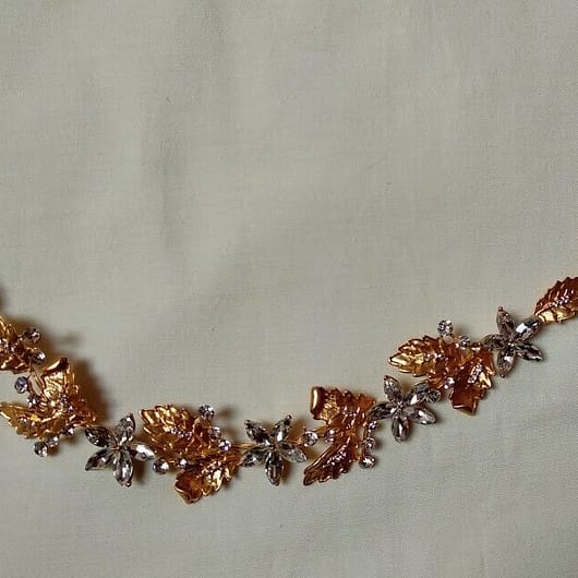 Tocado aderezo tiara dorada con cristales en forma de flor Nuevo