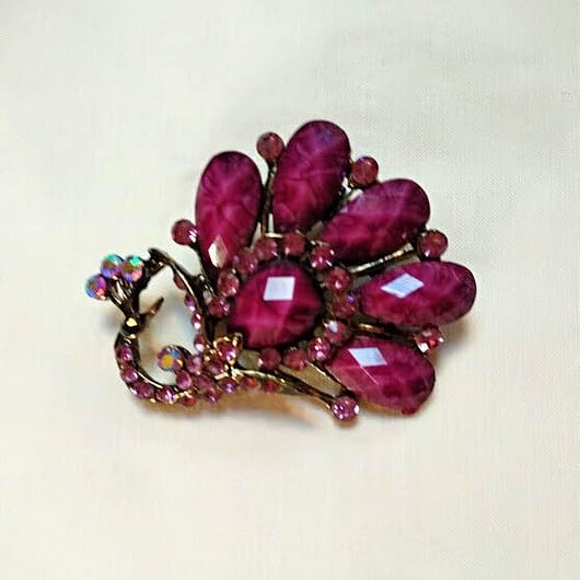 Broche bisuteria en forma de pavo real en tonos morados.Nuevo