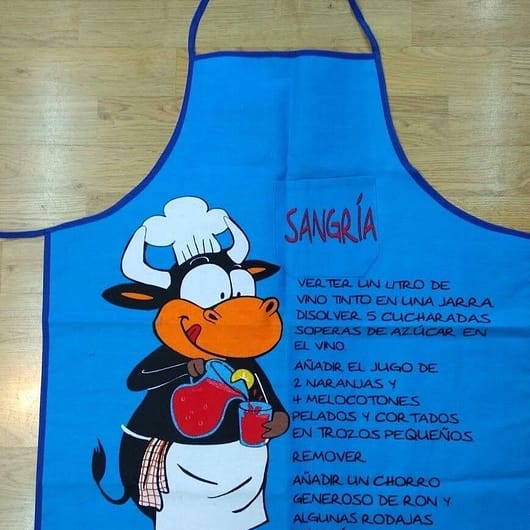 Delantal con dibujo de toro y receta de Sangria nuevo