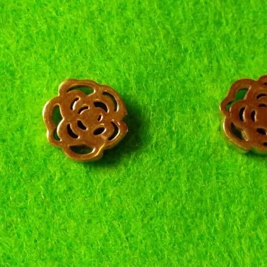 Pendientes acero dorado mujer colección primavera forma de flor con presión