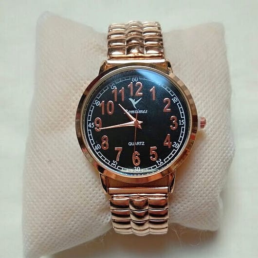 Reloj de pulsera dorado esfera negra correa extensible nuevo con etiquetas