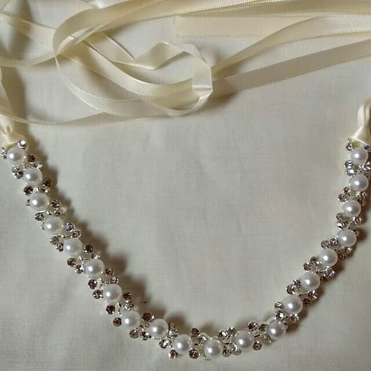 Tocado aderezo tiara plateada con perlas y lazada Nuevo