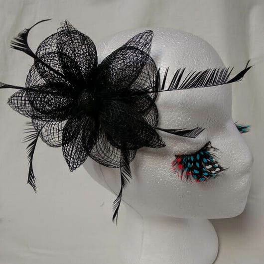 Tocado broche para ceremonia mujer negro combinado de rafia y plumas,
