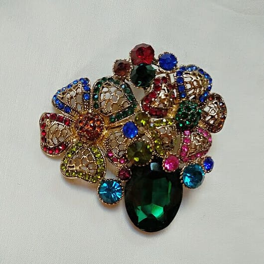 Broche bisuteria en forma de donut cuajado de piedras blancas.Nuevo