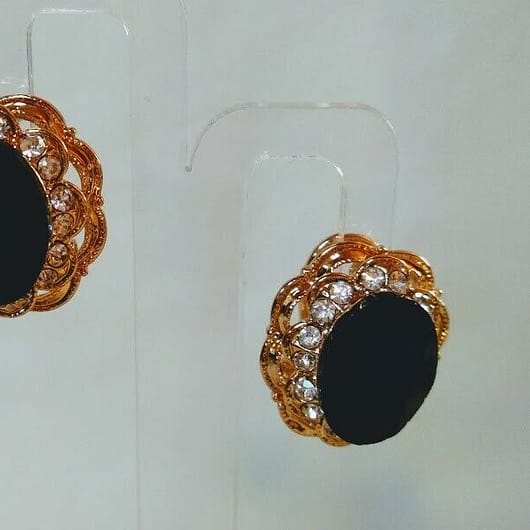 Pendientes bisuteria dorados con cierre omega con piedra color negra
