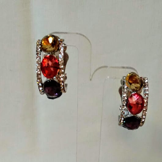 Pendientes bisutería plateados con cierre de clip y piedras multicolor