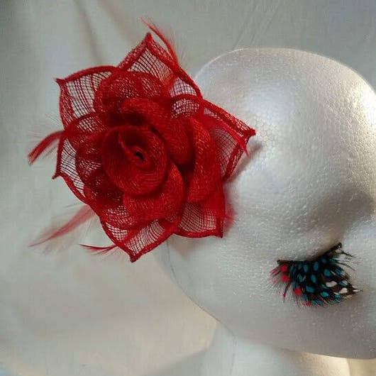 Tocado broche para ceremonia mujer combinado rafia y plumas color rojo