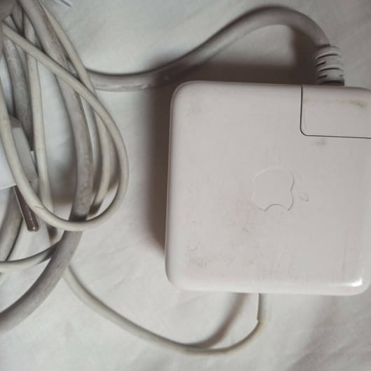 CARGADOR ORIGINAL MACBOOK PRO 60W MAGSAFE USADO (142)