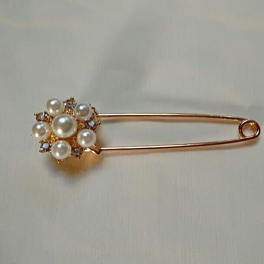 Broche alfiler bisuteria dorado con perlas.Nuevo