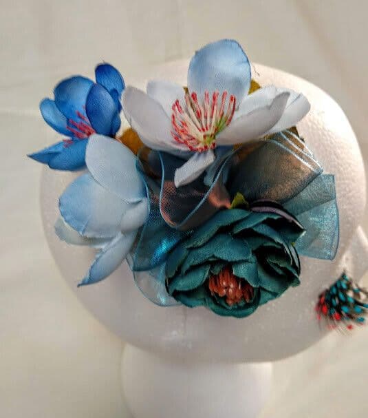 Tocado broche  mujer combinado flores tela tonos azules. - Imagen 3