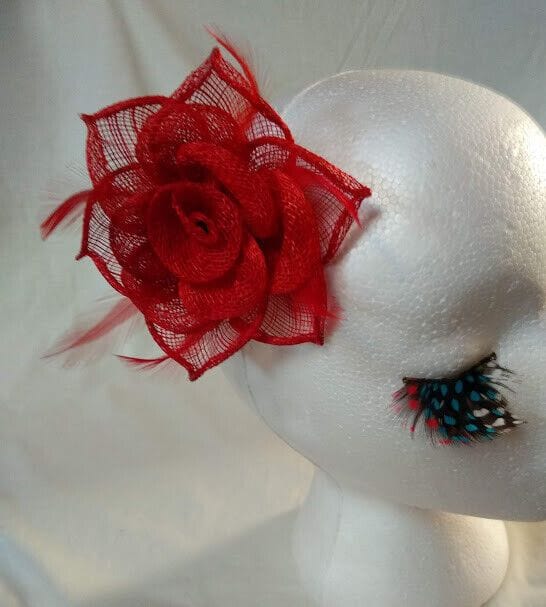 Tocado broche para ceremonia mujer combinado rafia y plumas color rojo