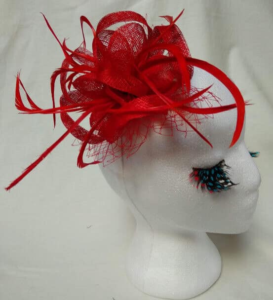 Tocado broche para ceremonia mujer combinado rafia y plumas color rojo