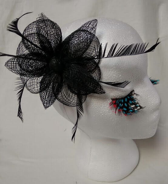 Tocado broche para ceremonia mujer negro combinado de rafia y plumas,