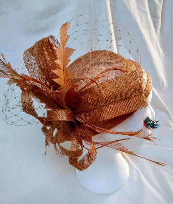 Tocado Casquete realizado en paja con adorno de lazo y plumas