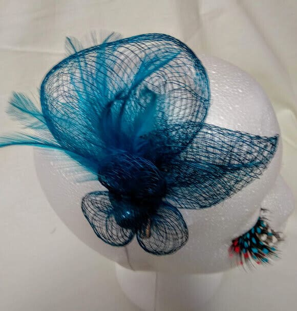 Tocado broche para ceremonia mujer combinado rafia y plumas color azulón - Imagen 3