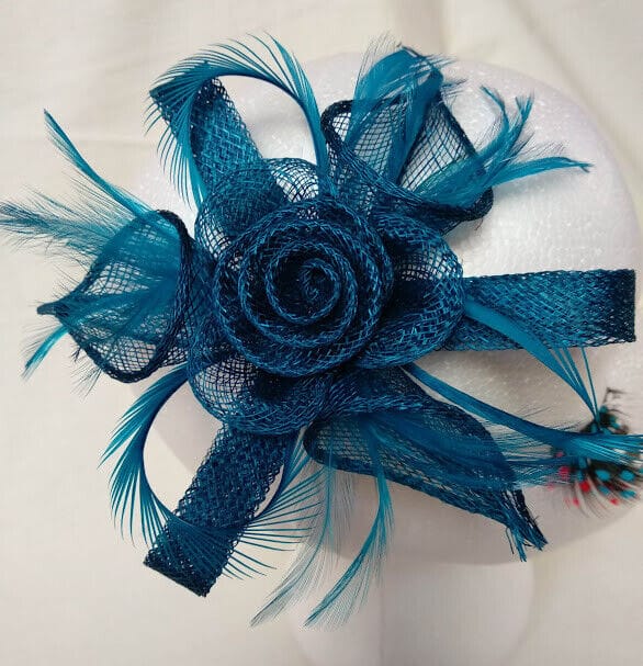 Tocado broche para ceremonia mujer combinado rafia y plumas color azul turquesa - Imagen 3