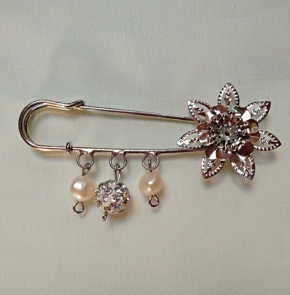 Broche alfiler bisuteria plateado con flor y perlas.Nuevo