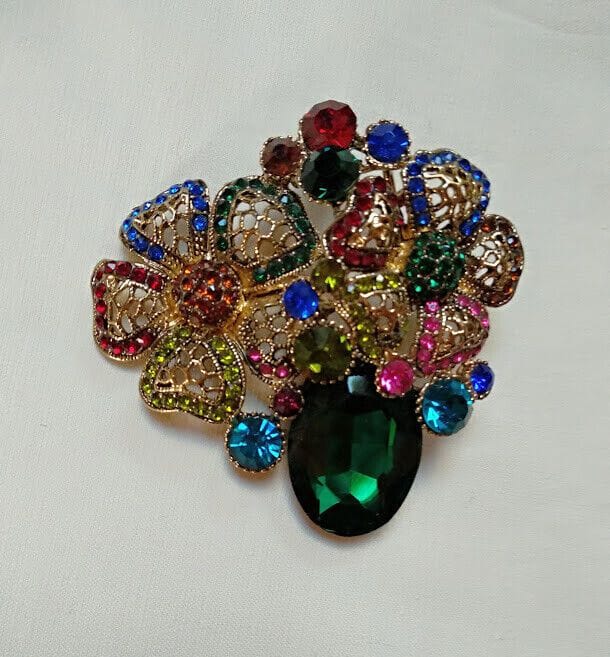 Broche bisuteria en forma de donut cuajado de piedras blancas.Nuevo