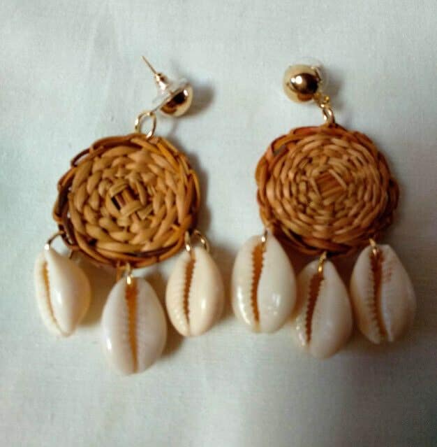 Pendientes de ratan tejido largo mujer con conchas nuevo con etiquetas - Imagen 3