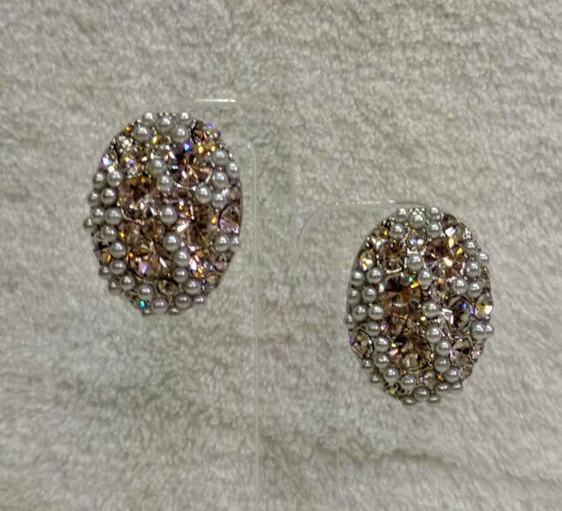 Pendientes bisutería plateados con perlas y símiles blancos  cierre de clip(106)