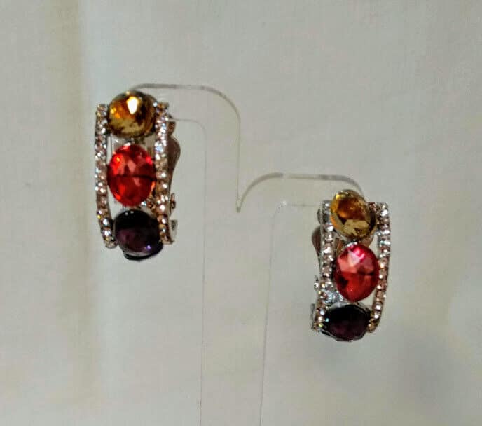 Pendientes bisutería plateados con cierre de clip y piedras multicolor