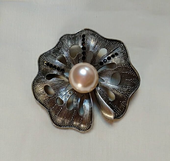 Broche bisuteria tipo vintage con perla central.Nuevo