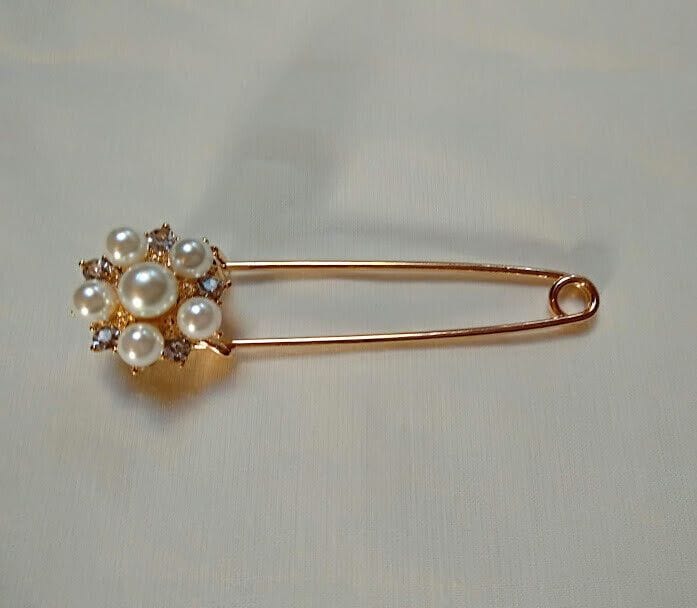 Broche alfiler bisuteria dorado con perlas.Nuevo