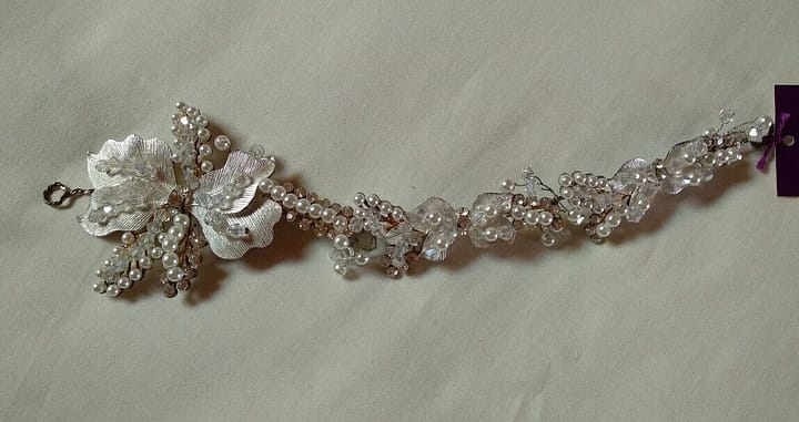 Tocado aderezo tiara plateada con cristales y perlas Nuevo - Imagen 3