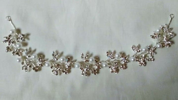 Tocado aderezo tiara plateado con perlas y símiles blancos Nuevo