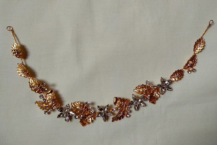 Tocado aderezo tiara dorada con cristales en forma de flor Nuevo