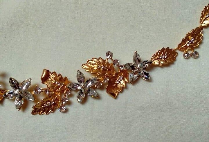 Tocado aderezo tiara dorada con cristales en forma de flor Nuevo - Imagen 3