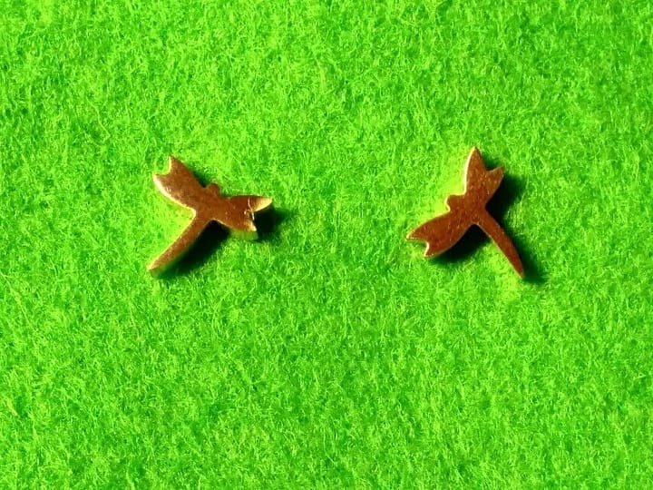 Pendientes acero dorado mujer colección primavera libélula pequeña con presión