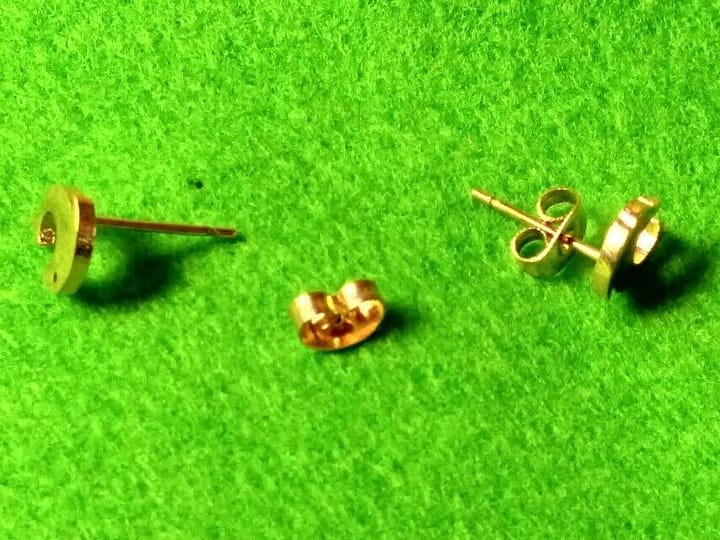 Pendientes acero dorado mujer colección primavera  forma delfín con presión - Imagen 3