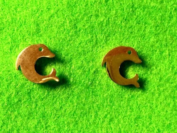 Pendientes acero dorado mujer colección primavera  forma delfín con presión