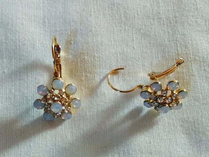 Pendientes bisuteria dorados tipo dormilonas cuajados de piedras y cristales - Imagen 3