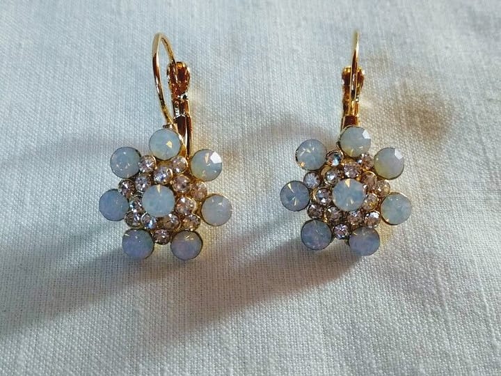 Pendientes bisuteria dorados tipo dormilonas cuajados de piedras y cristales
