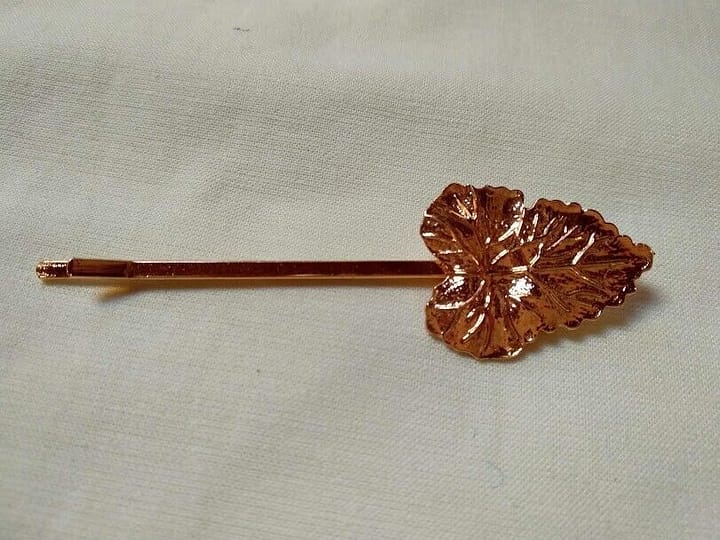 Horquilla pelo color dorada mujer con forma de hoja  Nuevo