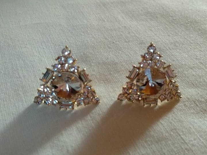 Pendientes bisuteria dorados con cierre omega y cristales blancos - Imagen 3