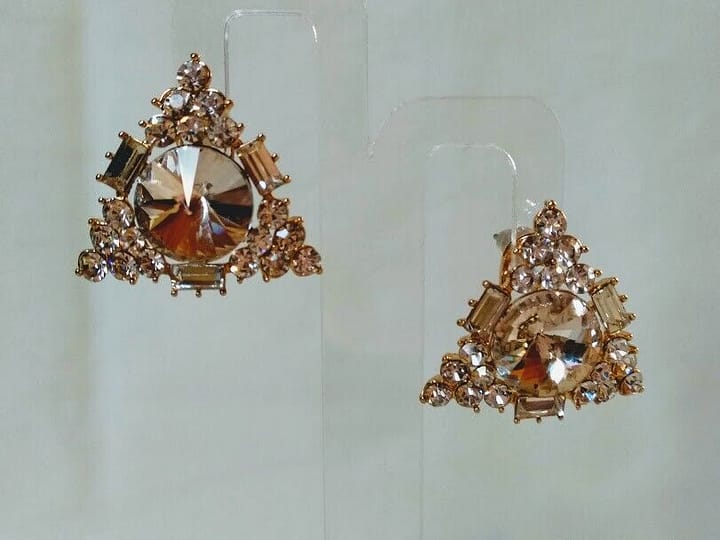 Pendientes bisuteria dorados con cierre omega y cristales blancos