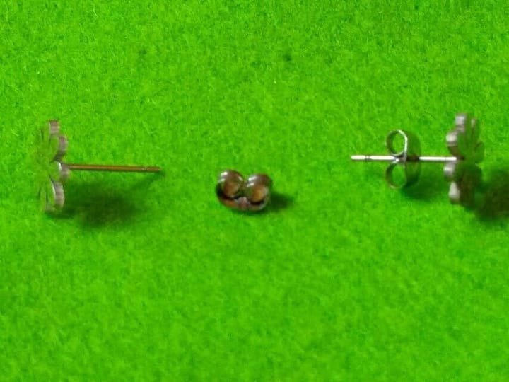 Pendientes acero margarita mujer colección primavera  con presión - Imagen 3